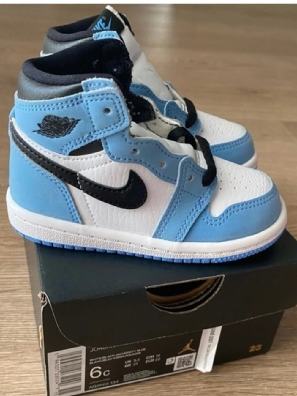 Air Jordan 1 Retro High OG University Blue